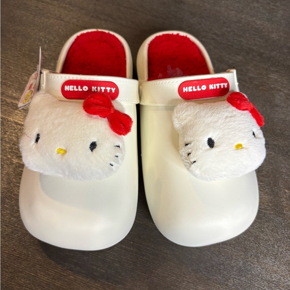 NEW ❤️🤍❤️🤍Hello Kitty White and Red Plush Clogs